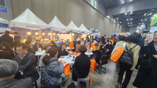 ▲우리쌀 먹거리를 맛보는 관람객들.(윤나래 기자)