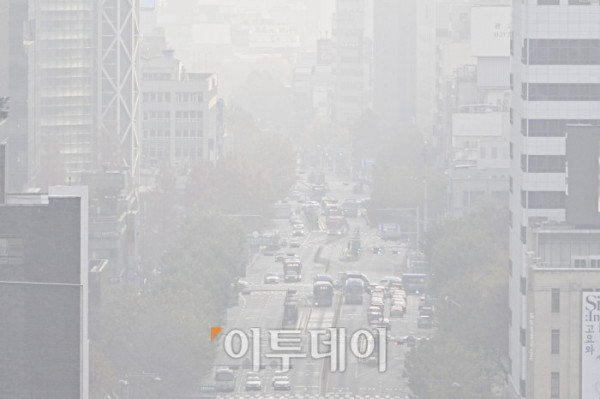 ▲수도권·강원영서 등 일부 지역에서 미세먼지 농도 '나쁨' 수준을 보인 30일 서울 종로구 서울교육청에서 바라본 서울 도심이 뿌옇게 보이고 있다. 이날 미세먼지 농도는 중부지역(수도권·강원영서·세종·충남)은 '나쁨' 그 밖의 권역은 '좋음'~'보통'으로 예상된다. 다만 대전·충북·전북은 밤에는 '나쁨' 수준을 나타냈다. 조현호 기자 hyunho@