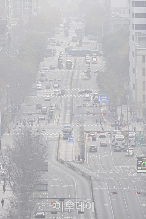 ▲수도권·강원영서 등 일부 지역에서 미세먼지 농도 '나쁨' 수준을 보인 30일 서울 종로구 서울교육청에서 바라본 서울 도심이 뿌옇게 보이고 있다. 이날 미세먼지 농도는 중부지역(수도권·강원영서·세종·충남)은 '나쁨' 그 밖의 권역은 '좋음'~'보통'으로 예상된다. 다만 대전·충북·전북은 밤에는 '나쁨' 수준을 나타냈다. 조현호 기자 hyunho@
