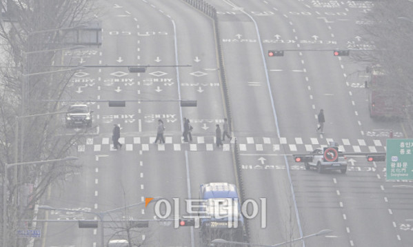 ▲수도권·강원영서 등 일부 지역에서 미세먼지 농도 '나쁨' 수준을 보인 30일 서울 종로구 서울교육청에서 바라본 서울 도심이 뿌옇게 보이고 있다. 이날 미세먼지 농도는 중부지역(수도권·강원영서·세종·충남)은 '나쁨' 그 밖의 권역은 '좋음'~'보통'으로 예상된다. 다만 대전·충북·전북은 밤에는 '나쁨' 수준을 나타냈다. 조현호 기자 hyunho@