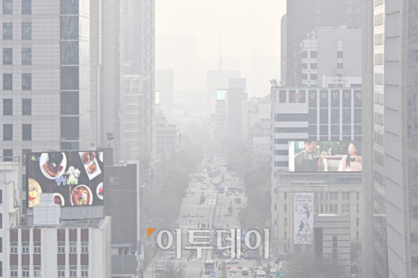 ▲수도권·강원영서 등 일부 지역에서 미세먼지 농도 '나쁨' 수준을 보인 30일 서울 종로구 서울교육청에서 바라본 서울 도심이 뿌옇게 보이고 있다. 이날 미세먼지 농도는 중부지역(수도권·강원영서·세종·충남)은 '나쁨' 그 밖의 권역은 '좋음'~'보통'으로 예상된다. 다만 대전·충북·전북은 밤에는 '나쁨' 수준을 나타냈다. 조현호 기자 hyunho@
