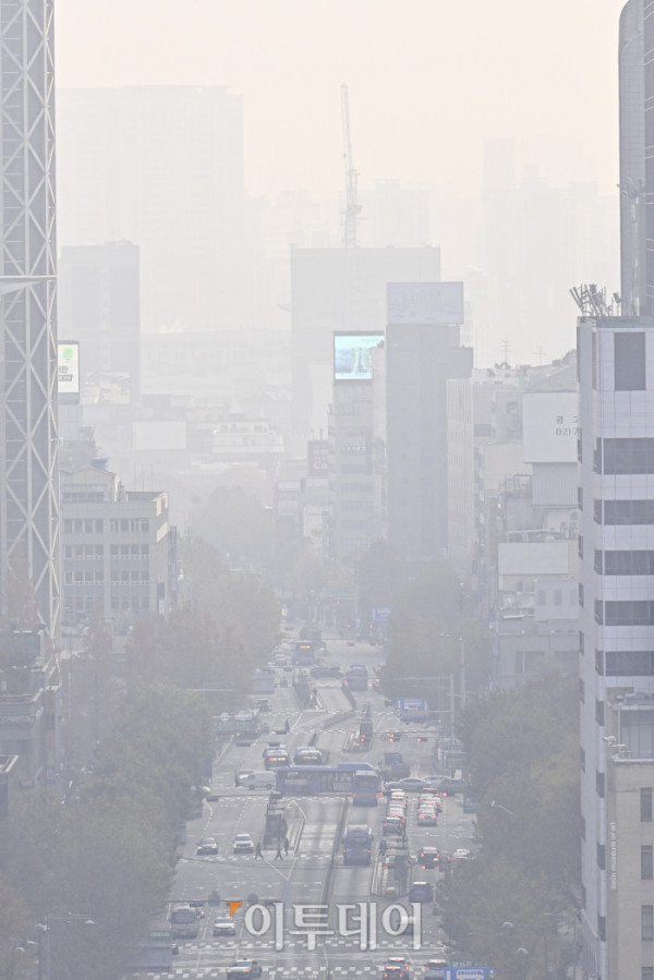 ▲수도권·강원영서 등 일부 지역에서 미세먼지 농도 '나쁨' 수준을 보인 30일 서울 종로구 서울교육청에서 바라본 서울 도심이 뿌옇게 보이고 있다. 이날 미세먼지 농도는 중부지역(수도권·강원영서·세종·충남)은 '나쁨' 그 밖의 권역은 '좋음'~'보통'으로 예상된다. 다만 대전·충북·전북은 밤에는 '나쁨' 수준을 나타냈다. 조현호 기자 hyunho@