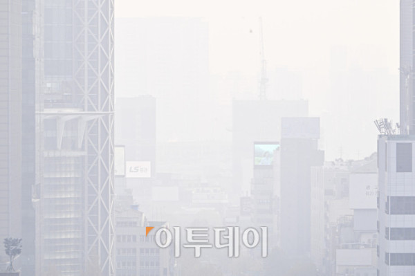 ▲수도권·강원영서 등 일부 지역에서 미세먼지 농도 '나쁨' 수준을 보인 30일 서울 종로구 서울교육청에서 바라본 서울 도심이 뿌옇게 보이고 있다. 이날 미세먼지 농도는 중부지역(수도권·강원영서·세종·충남)은 '나쁨' 그 밖의 권역은 '좋음'~'보통'으로 예상된다. 다만 대전·충북·전북은 밤에는 '나쁨' 수준을 나타냈다. 조현호 기자 hyunho@