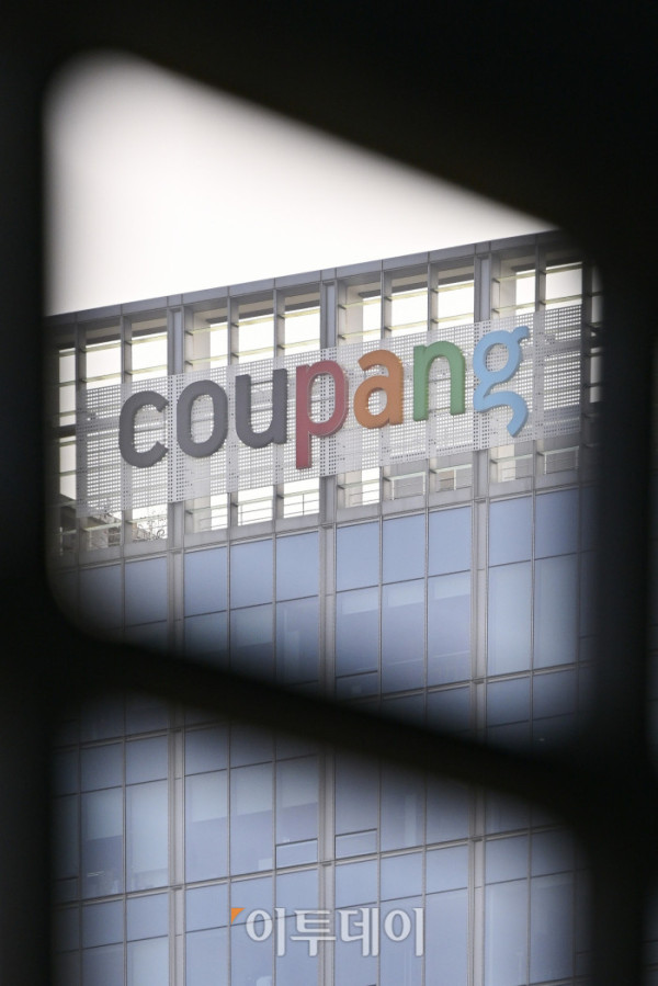 ▲국내 이커머스 시장 1위 업체인 쿠팡에서 3000만건이 넘는 대규모 정보 유출 사고가 발생하면서 소비자들의 불안이 커지고 있다. 30일 유통업계에 따르면 쿠팡은 전날 오후 고객 계정 약 3370만개가 무단으로 노출된 것으로 확인됐다고 공지했다. 쿠팡은 이 사고를 18일 인지하고 20일과 전날 각각 관련 내용을 개인정보보호위원회에 신고했다. 개인정보보호위는 현재 관련 조사를 진행 중이며, 개인정보보호법상 안전조치 의무 위반사항이 확인될 경우 엄정 제재한다는 방침이다. 아울러 과학기술정보통신부는 민관합동조사단을 꾸려 사고 원인을 분석하고 재발 방지 대책을 마련하기로 했다. 이날 서울 송파구 쿠팡 본사 모습. 조현호 기자 hyunho@