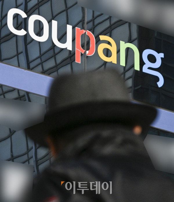 ▲국내 이커머스 시장 1위 업체인 쿠팡에서 3000만건이 넘는 대규모 정보 유출 사고가 발생하면서 소비자들의 불안이 커지고 있다. 30일 유통업계에 따르면 쿠팡은 전날 오후 고객 계정 약 3370만개가 무단으로 노출된 것으로 확인됐다고 공지했다. 쿠팡은 이 사고를 18일 인지하고 20일과 전날 각각 관련 내용을 개인정보보호위원회에 신고했다. 개인정보보호위는 현재 관련 조사를 진행 중이며, 개인정보보호법상 안전조치 의무 위반사항이 확인될 경우 엄정 제재한다는 방침이다. 아울러 과학기술정보통신부는 민관합동조사단을 꾸려 사고 원인을 분석하고 재발 방지 대책을 마련하기로 했다. 이날 서울 송파구 쿠팡 본사 모습. 조현호 기자 hyunho@