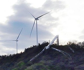 ▲전남 화순군 도암면 우치리 야산 중턱에 엿가락처럼 휘어버린 대형 풍력발전기. (사진제공=연합뉴스)