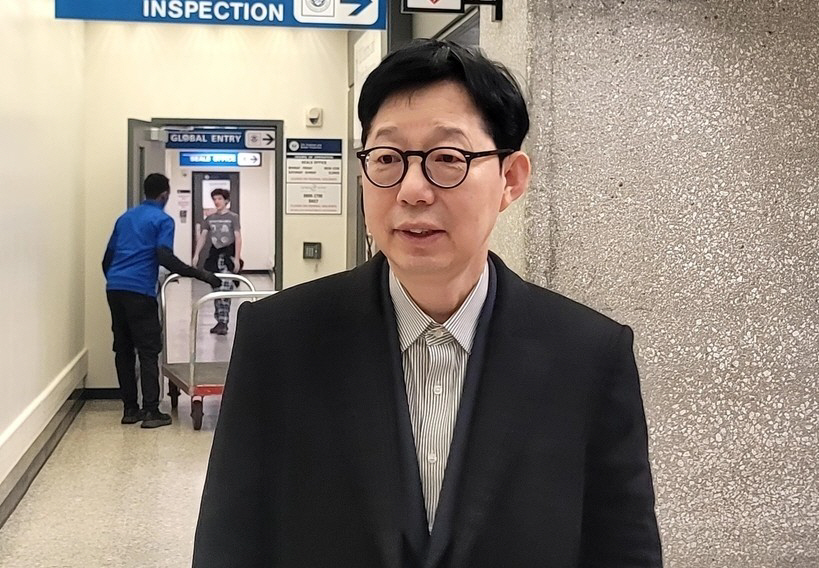 ▲박윤주 외교부 1차관이 30일(현지시간) 미국 워싱턴D.C. 인근 덜레스 공항에서 연합뉴스 기자의 질문에 답하고 있다. (워싱턴D.C./연합뉴스)