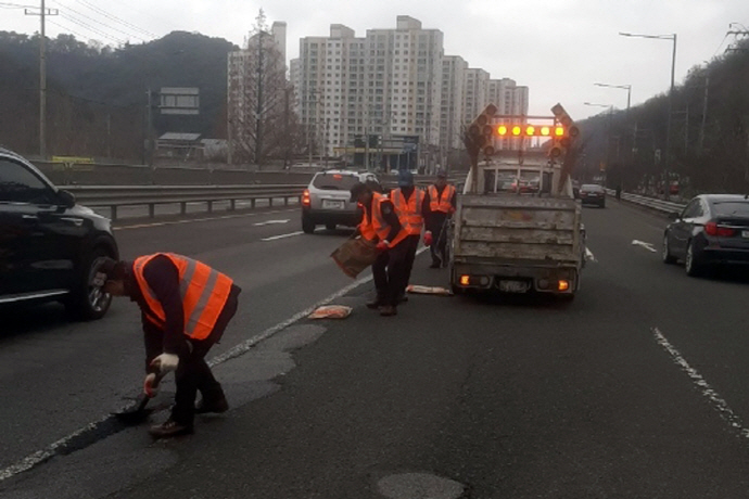 ▲광주시 북구의 한 도로에서 포트홀 응급 복구중니다. 

 (사진제공=광주시)