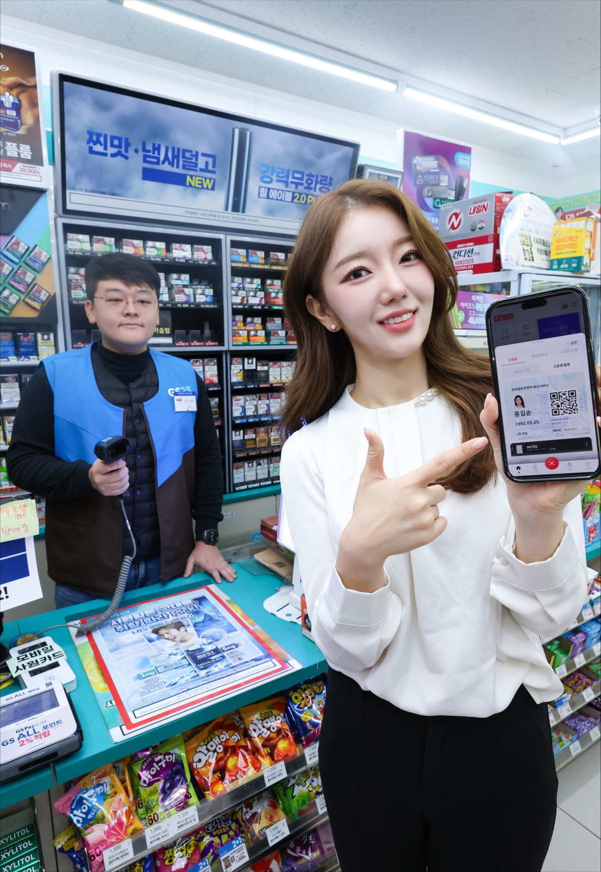 ▲SK텔레콤ㆍKTㆍLG유플러스 등 이동통신 3사는 신분증 확인과 결제를 동시에 진행할 수 있는 ‘PASS 신분증결제’ 서비스를 출시한다고 1일 밝혔다. (사진제공=SK텔레콤)