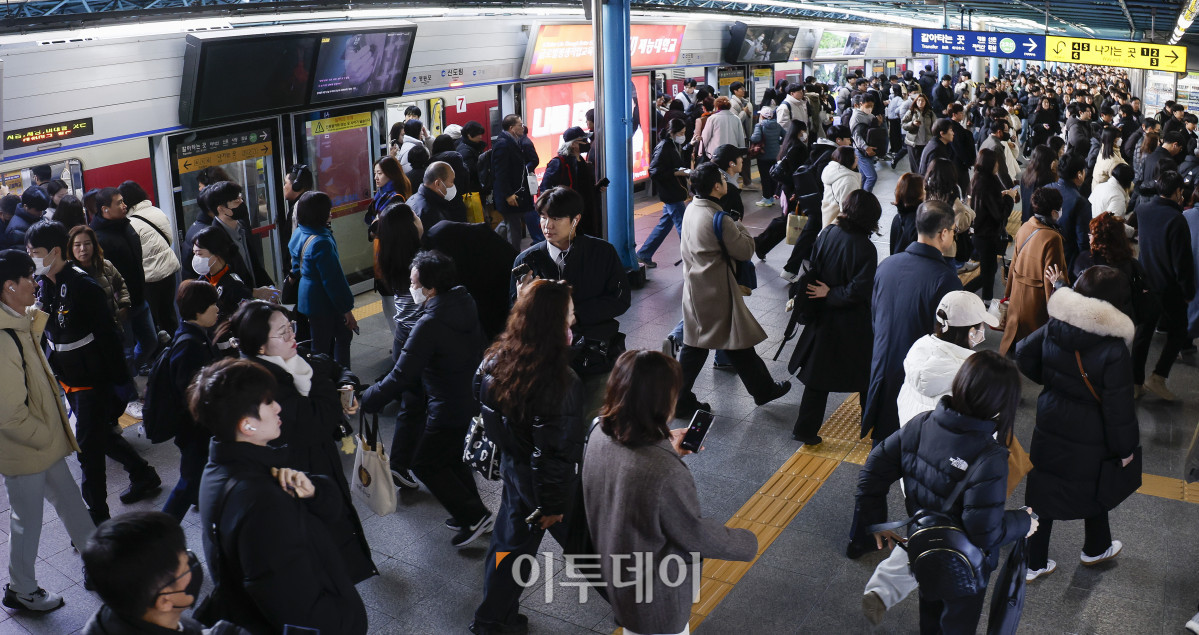 ▲서울 지하철 1~8호선을 운영하는 서울교통공사 노동조합이 준법운행에 돌입한 1일 서울 지하철 1호선 신도림역 승강장에서 시민들이 출근길 발걸음을 재촉하고 있다. 서울교통공사 노사에 따르면 제1노조인 민주노총 서울교통공사노동조합과 제2조노조인 한국노총 서울교통공사통합노조는 임금·단체협약(임단협) 협상 결렬에 따른 대응으로 이날부터 준법운행에 돌입했다. 조현호 기자 hyunho@