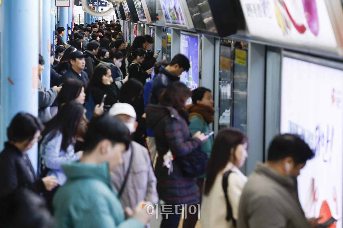 ▲ 서울 지하철 1호선 신도림역 승강장에서 시민들이 열차를 기다리고 있다.   (조현호 기자 hyunho@)