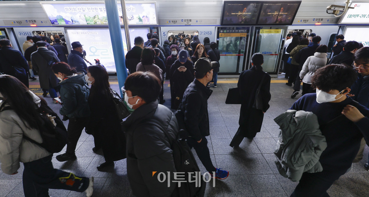 ▲서울 지하철 1~8호선을 운영하는 서울교통공사 노동조합이 준법운행에 돌입한 1일 서울 지하철 1호선 신도림역 승강장에서 시민들이 출근길 발걸음을 재촉하고 있다. 서울교통공사 노사에 따르면 제1노조인 민주노총 서울교통공사노동조합과 제2조노조인 한국노총 서울교통공사통합노조는 임금·단체협약(임단협) 협상 결렬에 따른 대응으로 이날부터 준법운행에 돌입했다. 조현호 기자 hyunho@