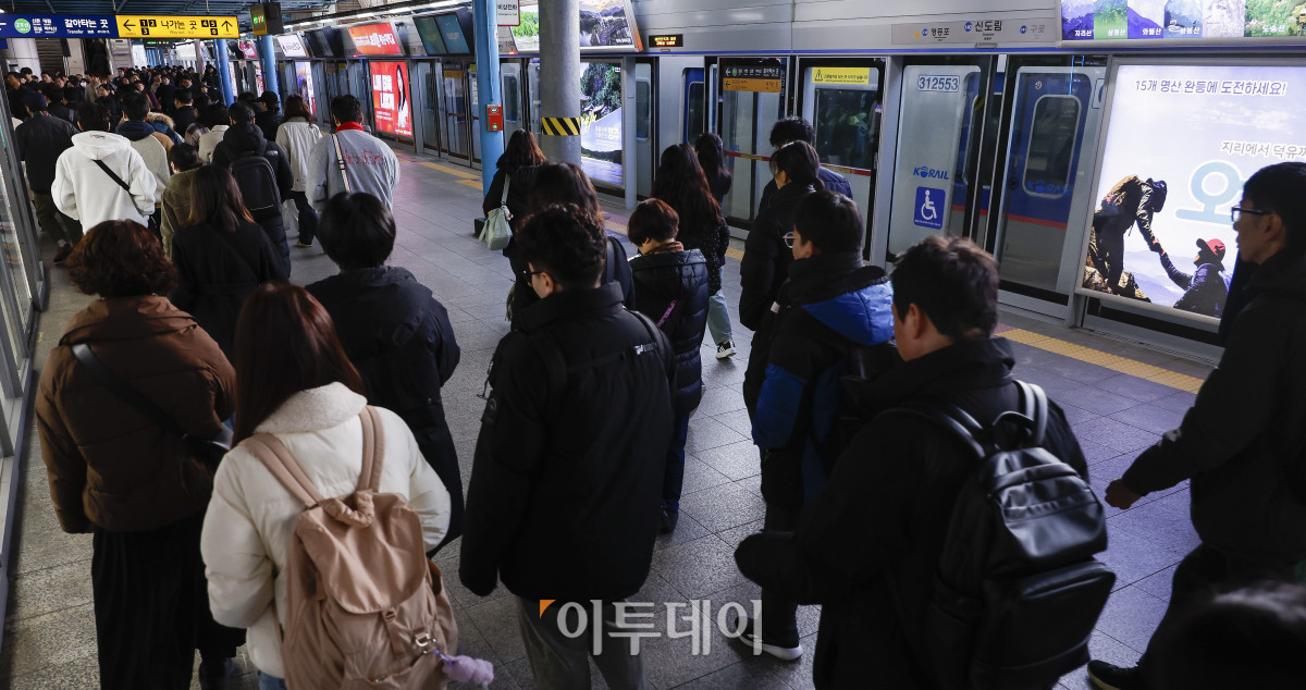 ▲서울 지하철 1~8호선을 운영하는 서울교통공사 노동조합이 준법운행에 돌입한 1일 서울 지하철 1호선 신도림역 승강장에서 시민들이 출근길 발걸음을 재촉하고 있다. 서울교통공사 노사에 따르면 제1노조인 민주노총 서울교통공사노동조합과 제2조노조인 한국노총 서울교통공사통합노조는 임금·단체협약(임단협) 협상 결렬에 따른 대응으로 이날부터 준법운행에 돌입했다. 조현호 기자 hyunho@