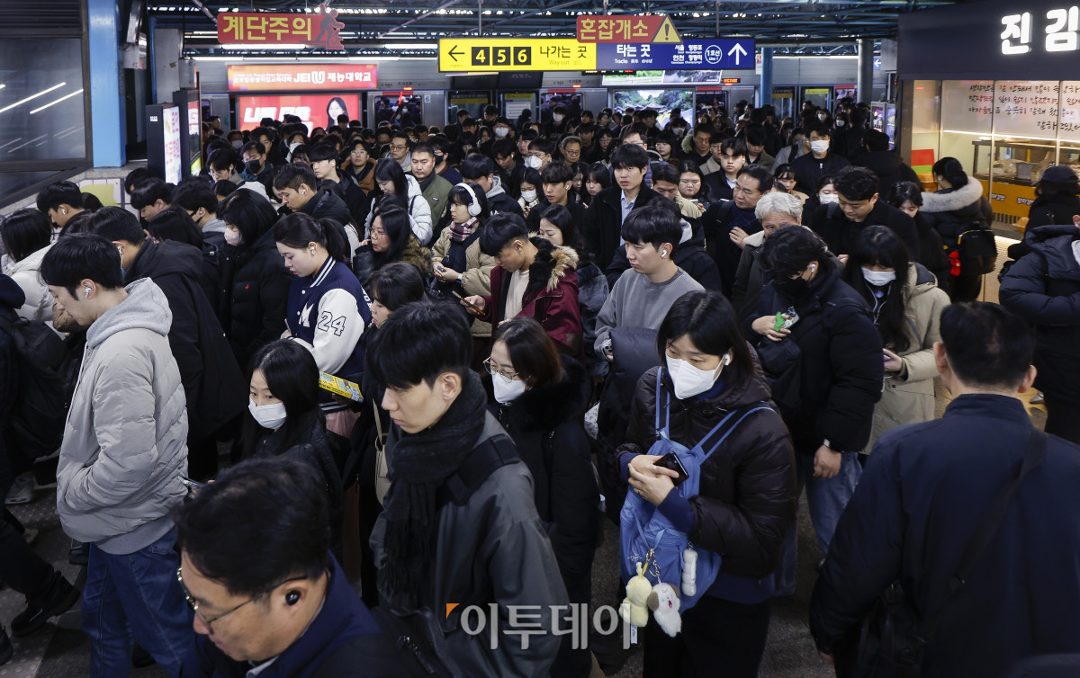 ▲서울 지하철 1~8호선을 운영하는 서울교통공사 노동조합이 준법운행에 돌입한 1일 서울 지하철 1호선 신도림역 승강장에서 시민들이 출근길 발걸음을 재촉하고 있다. 서울교통공사 노사에 따르면 제1노조인 민주노총 서울교통공사노동조합과 제2조노조인 한국노총 서울교통공사통합노조는 임금·단체협약(임단협) 협상 결렬에 따른 대응으로 이날부터 준법운행에 돌입했다. 조현호 기자 hyunho@