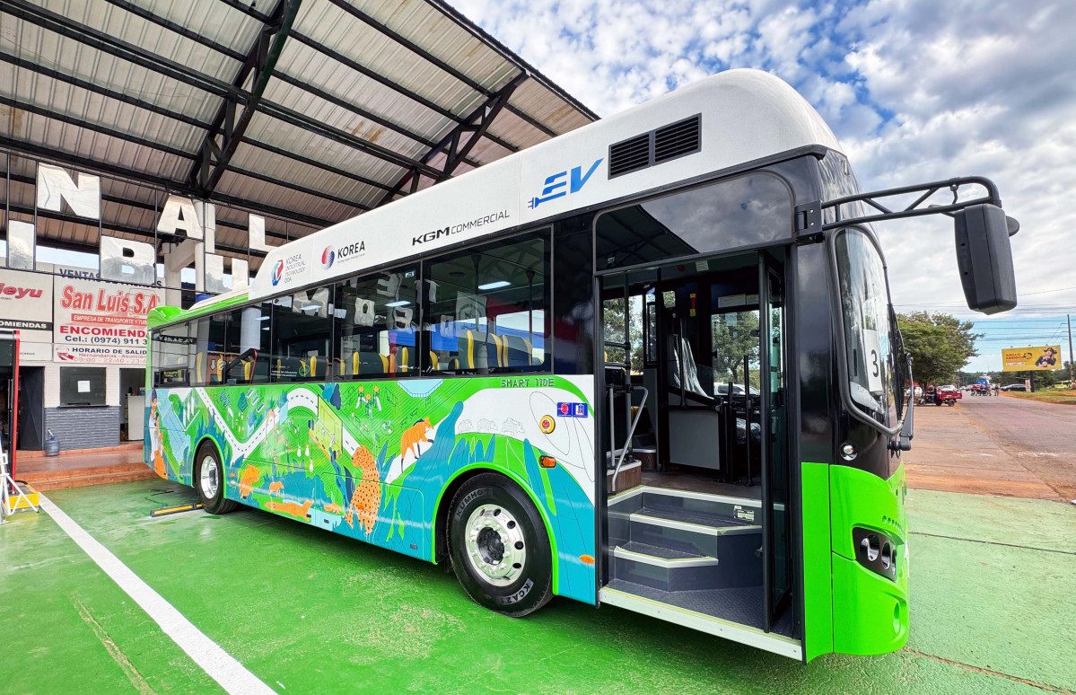▲한자연이 산업통상협력개발지원사업으로 추진 중인 '파라과이 e-vehicle 시범보급' 사업을 통해 파라과이 현지에서 운영 중인 전기 버스 모습 (사진=한자연)