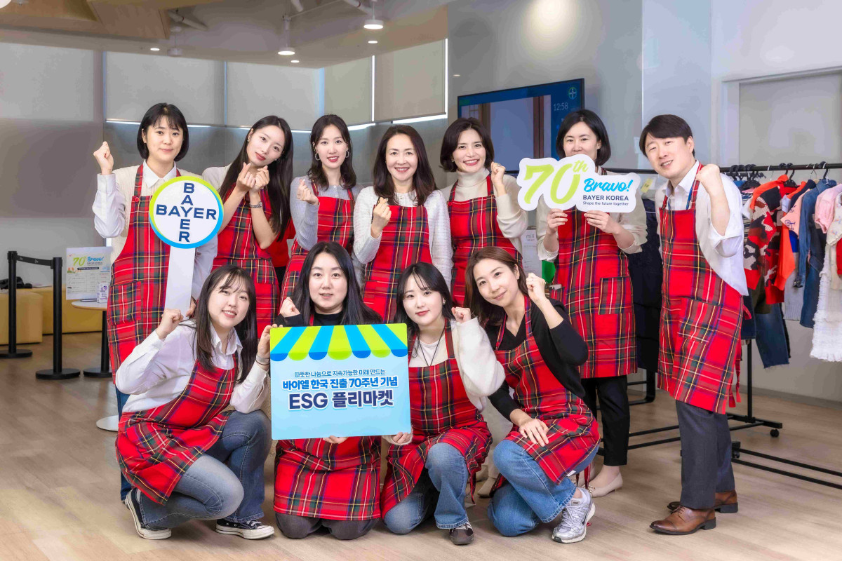 ▲바이엘 코리아 직원들이 한국 진출 70주년 기념으로 개최된  ESG 플리마켓 에서 기념 촬영을 하고 있다. (바이엘 코리아)
