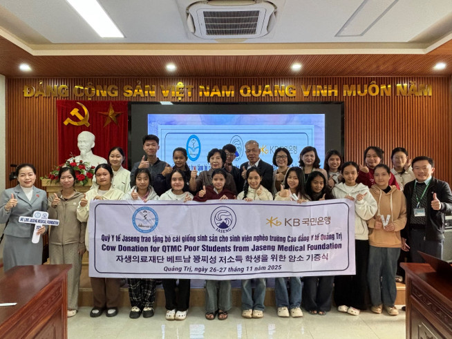 ▲자생의료재단이 베트남 꽝찌보건대에서 암소 기증식 기념촬영을 하고 있다. (사진제공=자생의료재단)