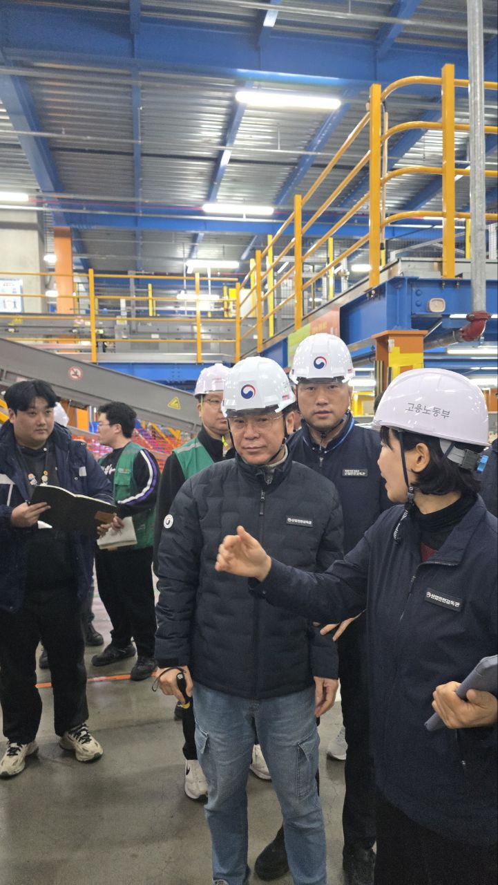 ▲김영훈 노동부 장관은 지난달 28일 경기 고양시 소재 쿠팡 물류센터를 불시점검해 작업현장·휴게시설 등을 살피고 있다. (사진제공=고용노동부)