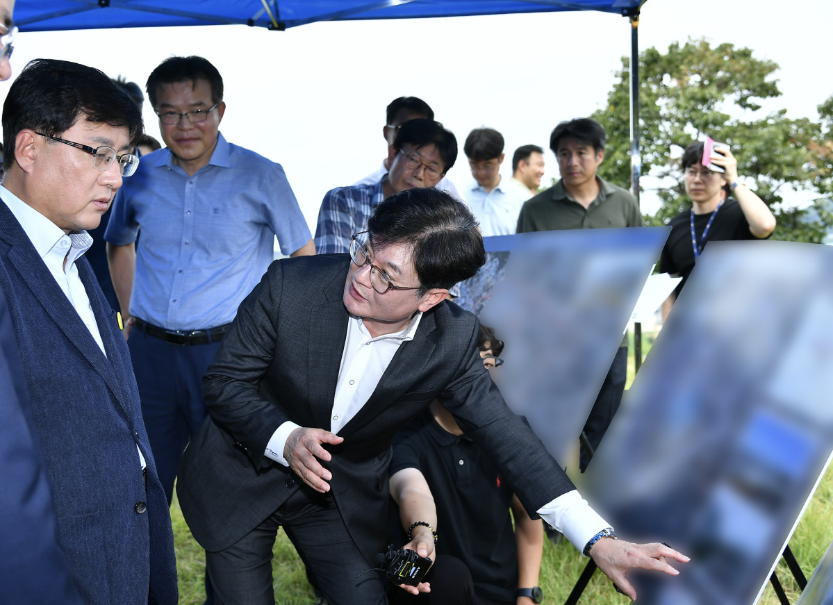 ▲김병수 김포시장이 올해 8월 김포 거물대리 사업 예정지를 방문한 김성환 환경부 장관을 만나 김포환경재생혁신복합단지 조성에 대해 설명하고 있다. (김포시)