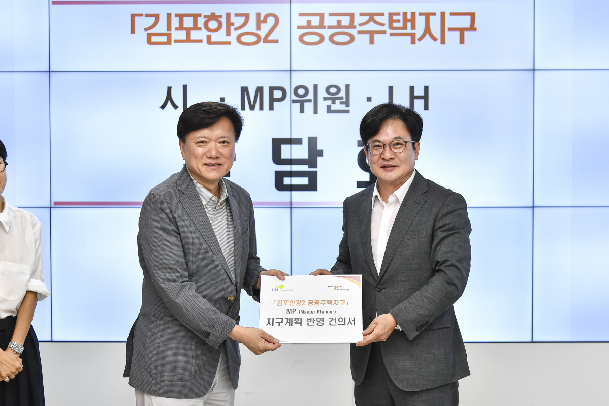 ▲김포시가 올해 7월 김포한강2공공주택지구 조성사업의 성공적 추진을 위한 김포시, 총괄계획(MP)위원, 한국토지주택공사 간담회를 갖고 김포시 특색에 맞는 주요 사항들을 지구계획에 반영하는 요청 건의서를 전달했다. 사진은 김병수 시장이 총괄계획 위원장에게 지구계획반영 건의서를 전달한 사진. (김포시)