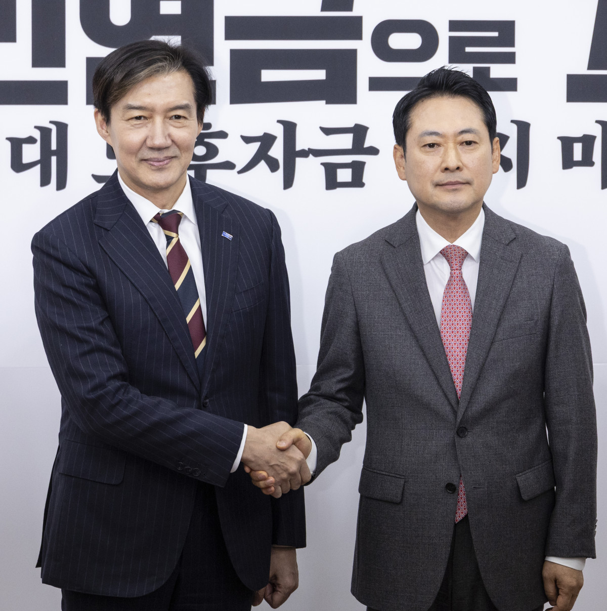 ▲국민의힘 장동혁 대표(오른쪽)와 조국 조국혁신당 대표가 1일 국회에서 만나 악수하고 있다. 2025.12.1 (연합뉴스)