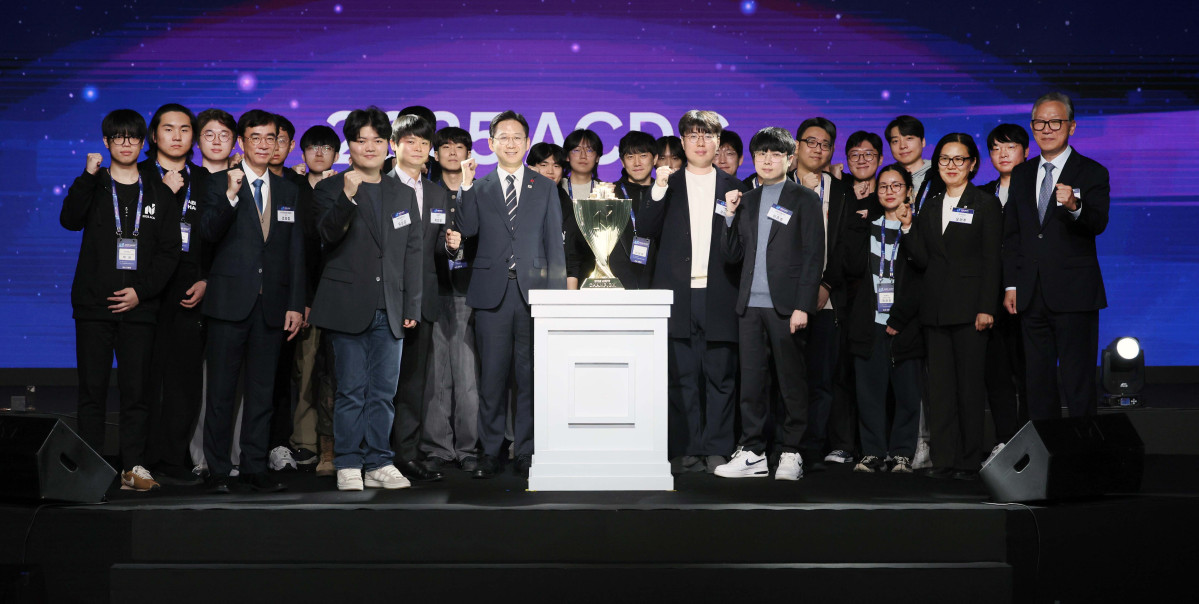 ▲1일 서울 강남구 코엑스에서 열린 '2025 인공지능 해킹방어대회(ACDC·AI Cyber Defense Contest)' 개회식에서 배경훈 부총리 겸 과학기술정보통신부 장관, 이상중 한국인터넷진흥원장, 오현주 국가안보실 3차장과 참석자들이 기념촬영을 하고있다. 신태현 기자 holjjak@