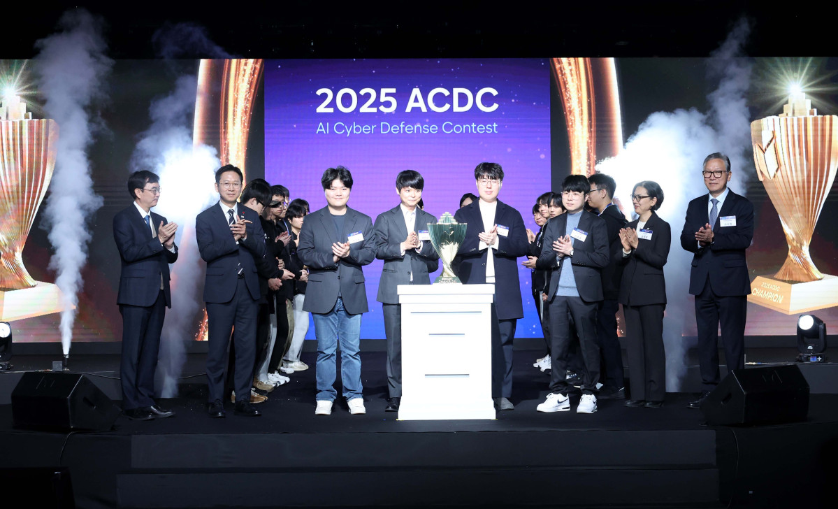 ▲배경훈 부총리 겸 과학기술정보통신부 장관이 1일 서울 강남구 코엑스에서 열린 '2025 인공지능 해킹방어대회(ACDC·AI Cyber Defense Contest)' 개회식에서 우승 트로피 공개 세리머니에 참여하고 있다. 신태현 기자 holjjak@