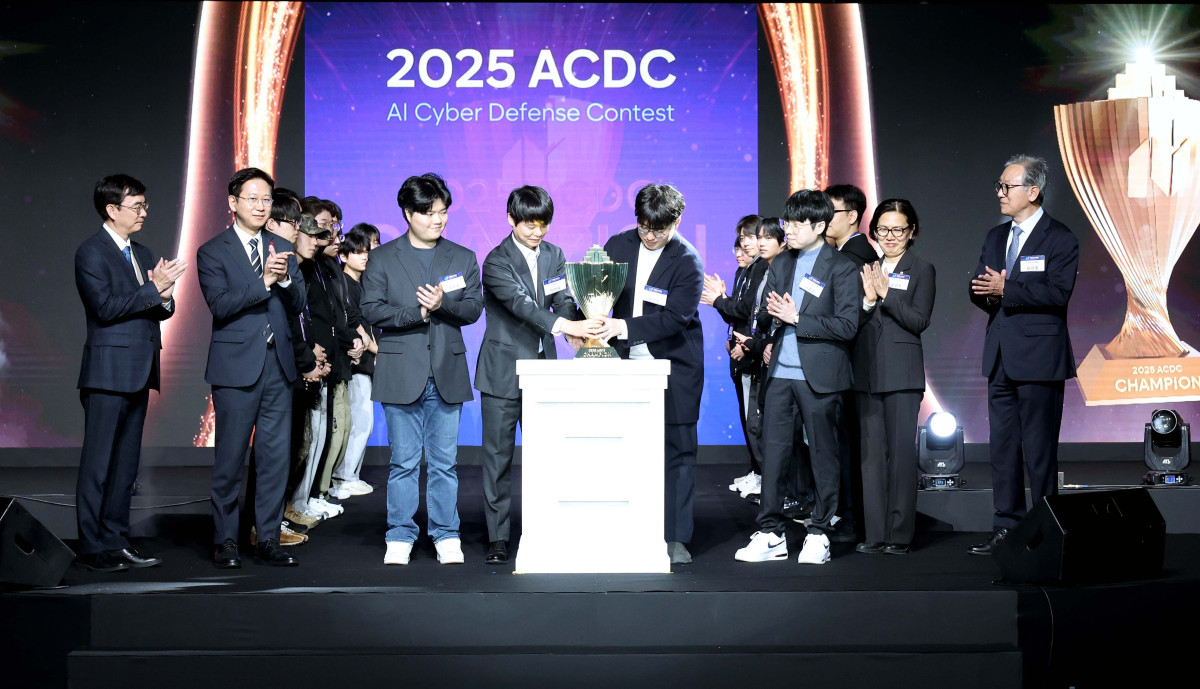 ▲배경훈 부총리 겸 과학기술정보통신부 장관이 1일 서울 강남구 코엑스에서 열린 '2025 인공지능 해킹방어대회(ACDC·AI Cyber Defense Contest)' 개회식에서 우승 트로피 공개 세리머니에 참여하고 있다. 신태현 기자 holjjak@