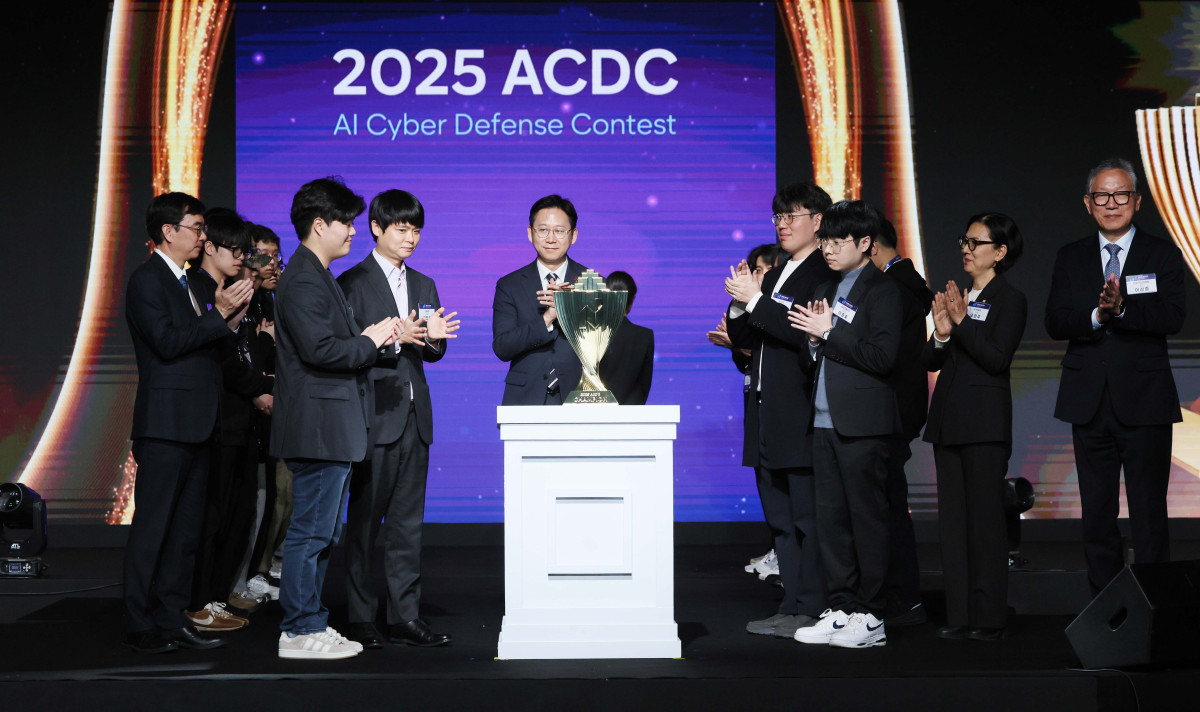 ▲배경훈 부총리 겸 과학기술정보통신부 장관이 1일 서울 강남구 코엑스에서 열린 '2025 인공지능 해킹방어대회(ACDC·AI Cyber Defense Contest)' 개회식에서 우승 트로피 공개 세리머니에 참여하고 있다. 신태현 기자 holjjak@