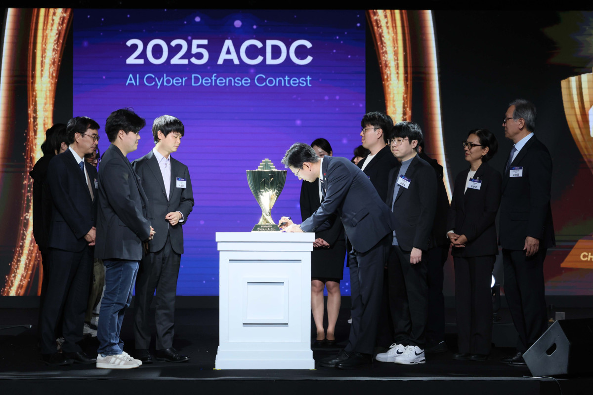 ▲배경훈 부총리 겸 과학기술정보통신부 장관이 1일 서울 강남구 코엑스에서 열린 '2025 인공지능 해킹방어대회(ACDC·AI Cyber Defense Contest)' 개회식에서 트로피에 서명하고 있다. 신태현 기자 holjjak@
