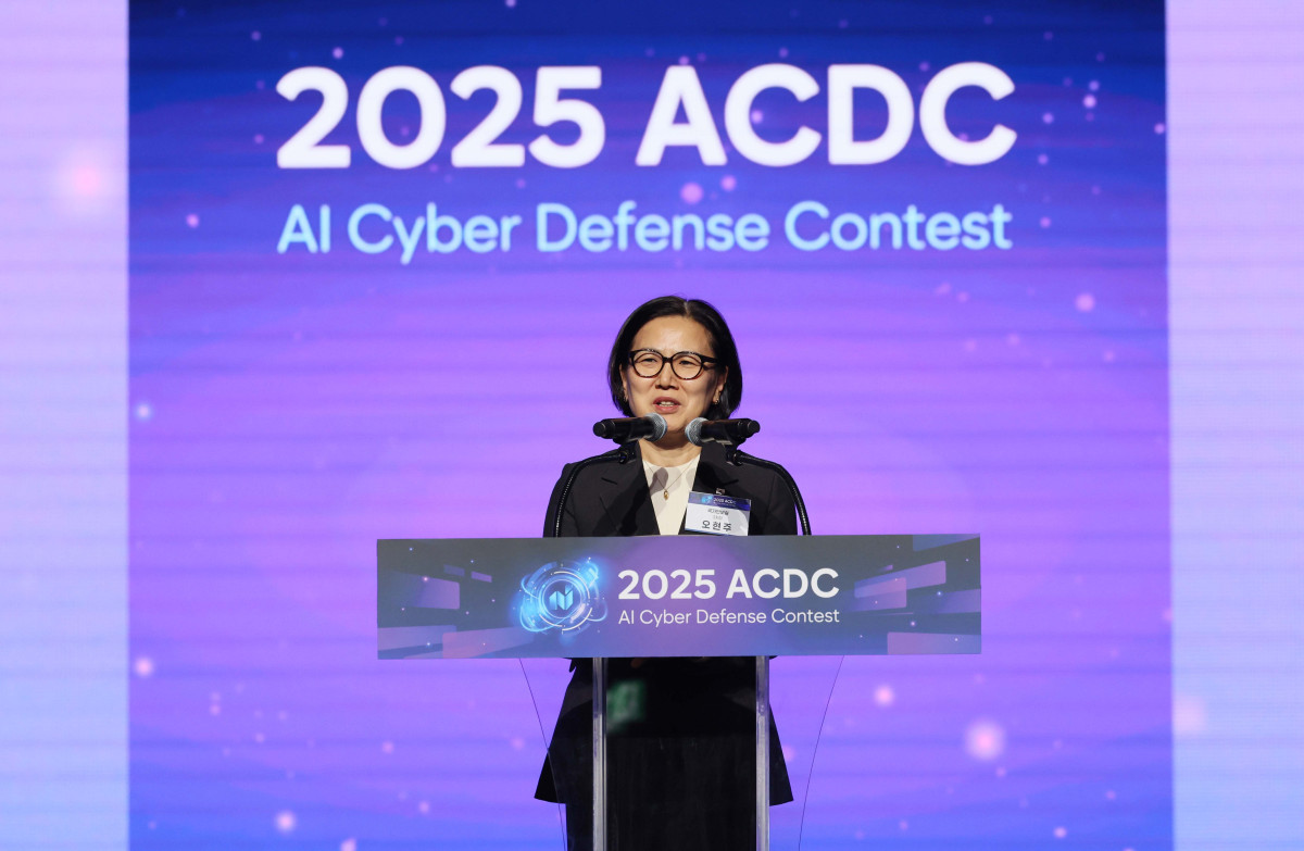 ▲오현주 국가안보실 3차장이 1일 서울 강남구 코엑스에서 열린 '2025 인공지능 해킹방어대회(ACDC·AI Cyber Defense Contest)' 개회식에서 인사말을 하고 있다. 신태현 기자 holjjak@