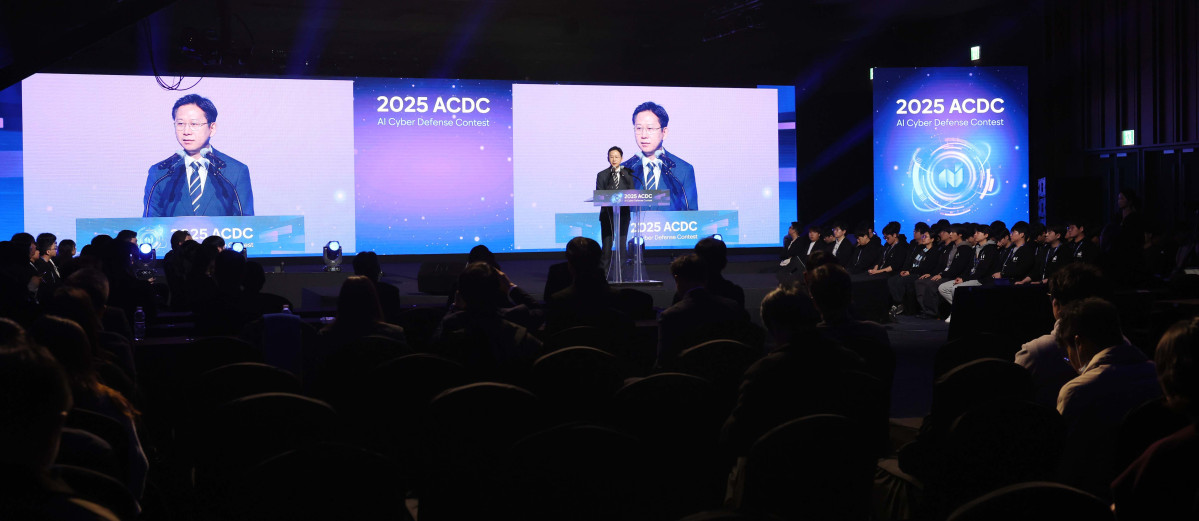 ▲배경훈 부총리 겸 과학기술정보통신부 장관이 1일 서울 강남구 코엑스에서 열린 '2025 인공지능 해킹방어대회(ACDC·AI Cyber Defense Contest)' 개회식에서 인사말을 하고 있다. 신태현 기자 holjjak@