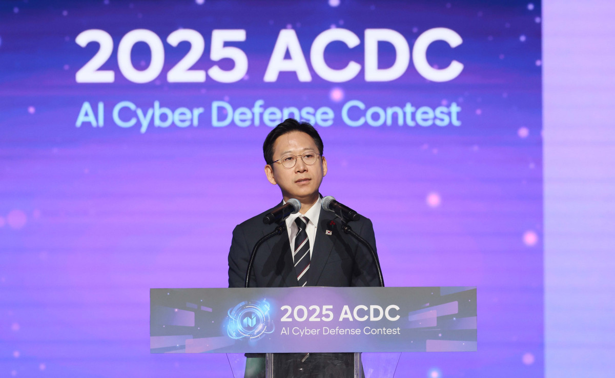 ▲배경훈 부총리 겸 과학기술정보통신부 장관이 1일 서울 강남구 코엑스에서 열린 '2025 인공지능 해킹방어대회(ACDC·AI Cyber Defense Contest)' 개회식 에서 인사말을 하고 있다. 신태현 기자 holjjak@