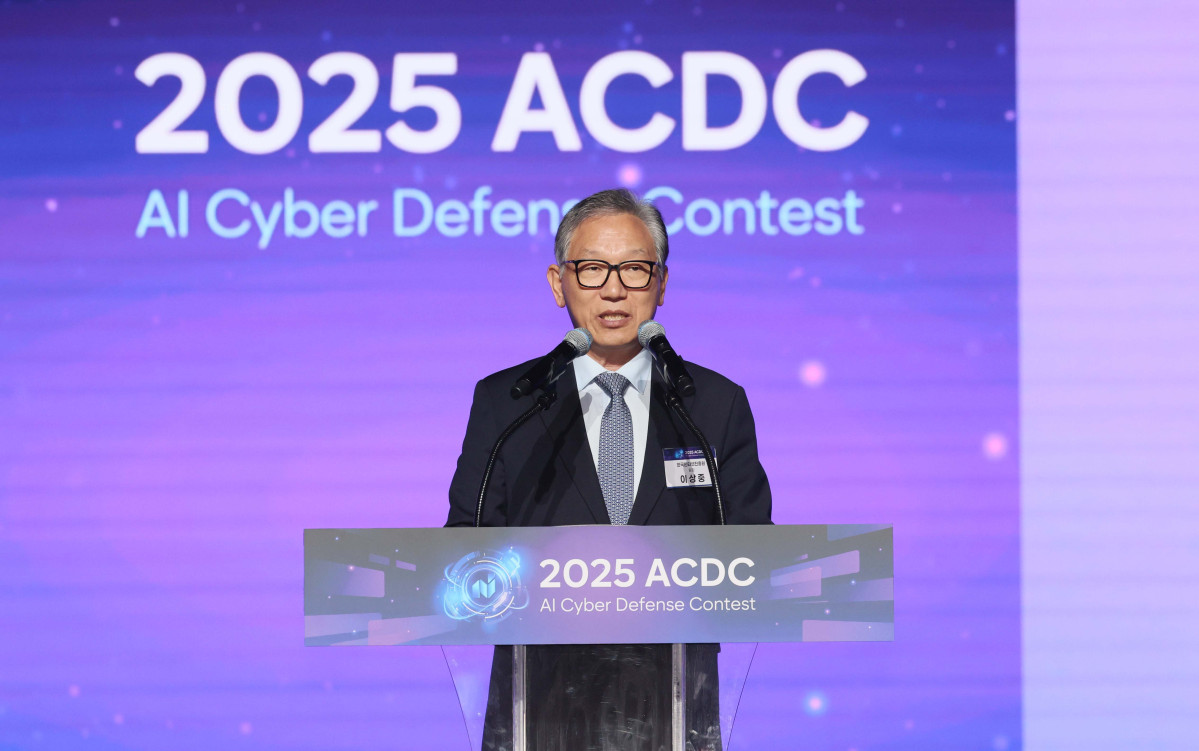 ▲이상중 한국인터넷진흥원장이 1일 서울 강남구 코엑스에서 열린 '2025 인공지능 해킹방어대회(ACDC·AI Cyber Defense Contest)' 개회식에서 인사말을 하고 있다. 신태현 기자 holjjak@