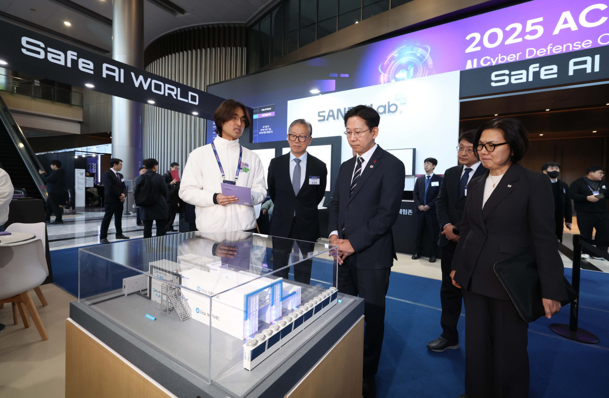 ▲배경훈 부총리 겸 과학기술정보통신부 장관,이상중 한국인터넷진흥원장, 오현주 국가안보실 3차장이 1일 서울 강남구 코엑스에서 열린 '2025 인공지능 해킹방어대회(ACDC·AI Cyber Defense Contest)' 개회식에 앞서 부스를 둘러보고 있다. 신태현 기자 holjjak@