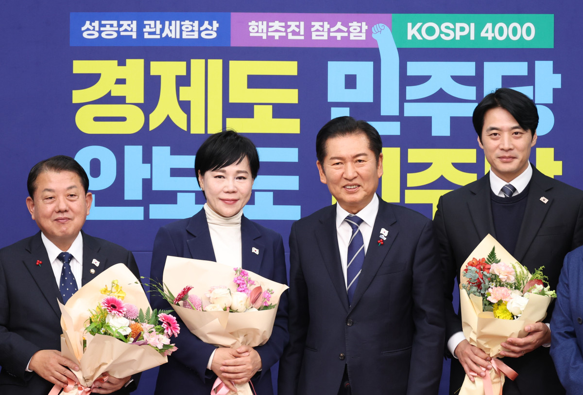 ▲정청래 더불어민주당 대표가 1일 오전 서울 여의도 국회에서 열린 최고위원회의에서 사퇴하는 최고위원들과 기념촬영을 하고 있다. 2025.12.01. (뉴시스)