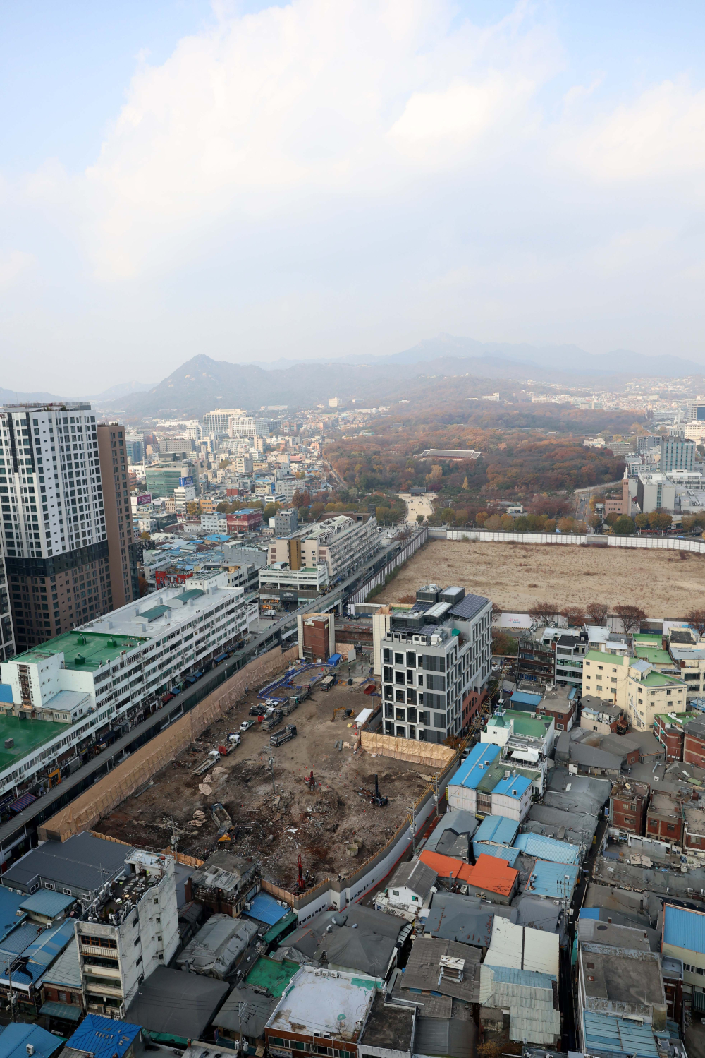 ▲유네스코 세계유산인 종묘 인근 세운4구역 재개발 사업과 관련해 국가유산청과 서울시의 갈등이 심화되고 있다. 사진은 서울 종묘와 세운4구역 재개발 사업지 일대. 신태현 기자 holjjak@ (이투데이DB)