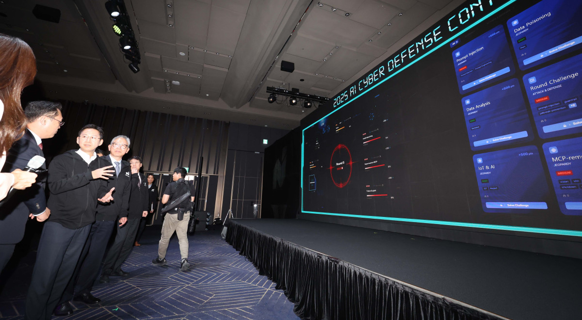▲배경훈 부총리 겸 과학기술정보통신부 장관이 1일 서울 강남구 코엑스에서 열린 '2025 인공지능 해킹방어대회(ACDC·AI Cyber Defense Contest)' 대회장을 둘러보고 있다. 신태현 기자 holjjak@
