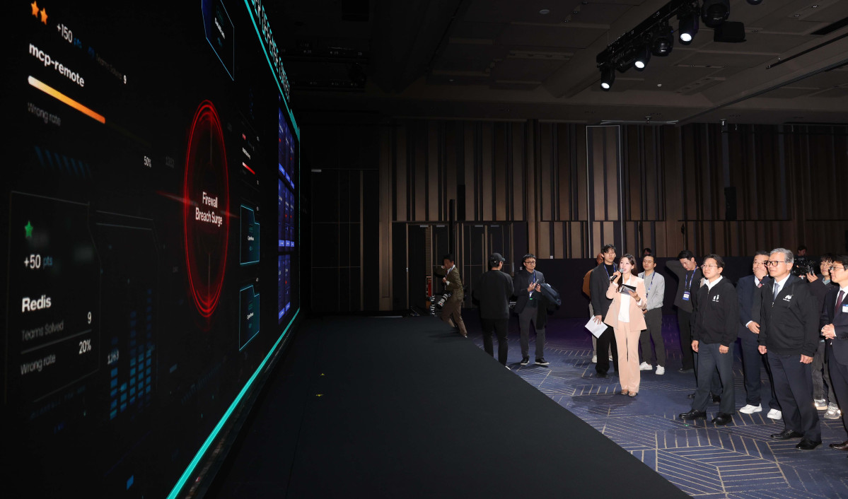 ▲배경훈 부총리 겸 과학기술정보통신부 장관이 1일 서울 강남구 코엑스에서 열린 '2025 인공지능 해킹방어대회(ACDC·AI Cyber Defense Contest)' 대회장을 둘러보고 있다. 신태현 기자 holjjak@