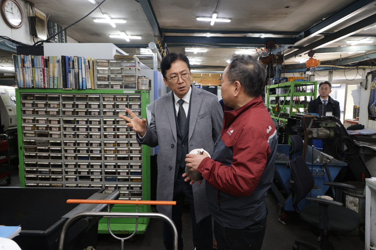 ▲이병권 중소벤처기업부 제2차관이 1일 ‘소공인성장촉진단’ 신설 첫 행보로 서울 문래동 삼호정밀을 찾아 애로사항을 듣고 있다.  (사진제공=중소벤처기업부)