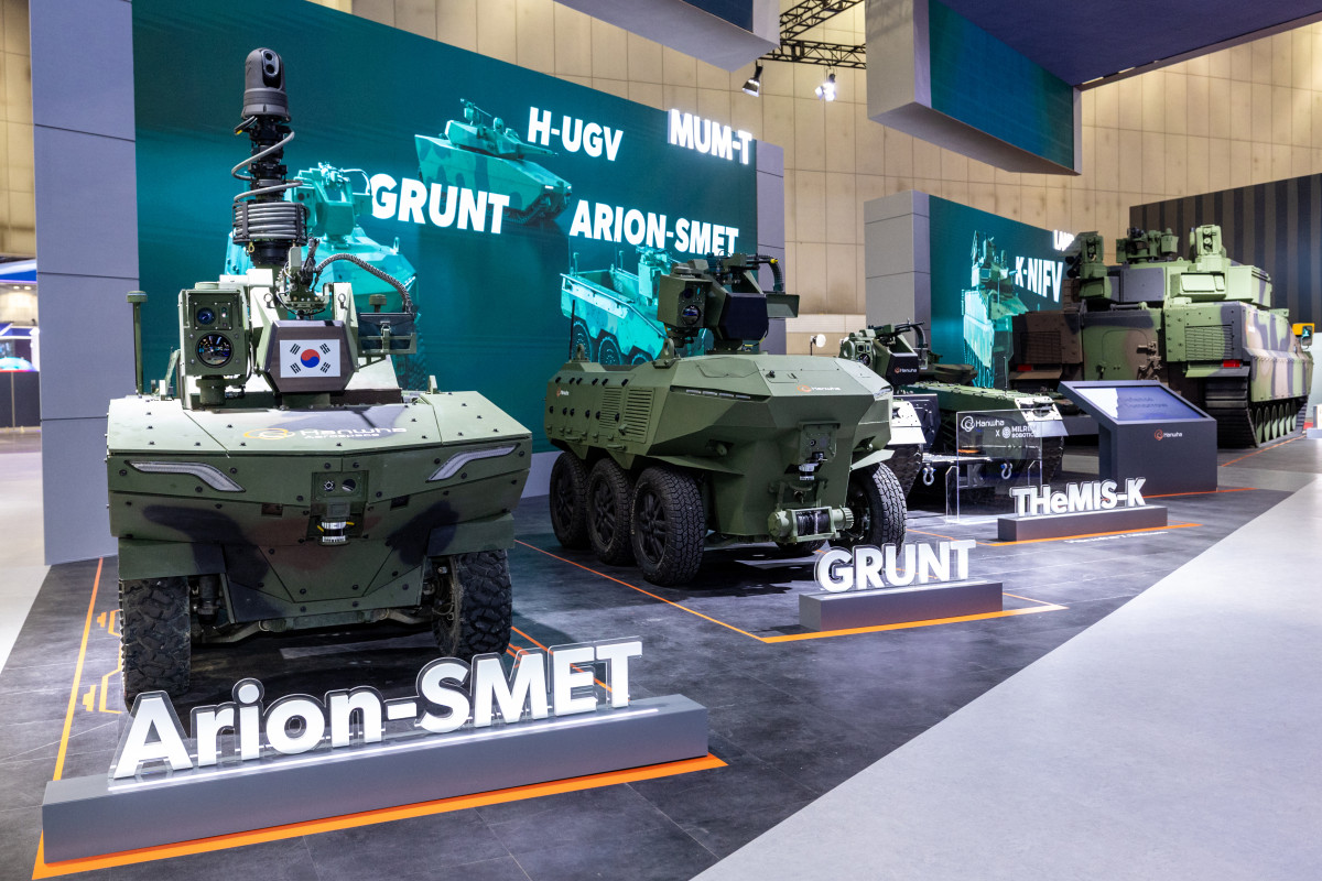▲한화시스템ㆍ한화에어로스페이스ㆍ한화오션 등 한화 방산 3사가 킨텍스에서 열린 대한민국 최대 방산 전시회, '서울 국제항공우주 및 방위산업 전시회(ADEX) 2025'에 역대 최대 규모의 통합관을 운영한다고 10월 20일 밝혔다. 사진 왼쪽부터 아리온스멧, 그룬트, 한국형 궤도형 무인지상차량 ‘테미스’.  (연합뉴스)