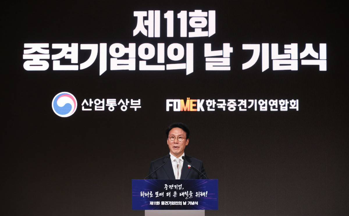 ▲김민석 국무총리가 1일 서울 중구 롯데호텔에서 열린 제11회 중견기업인의 날 기념식에서 축사하고 있다.     (연합뉴스)