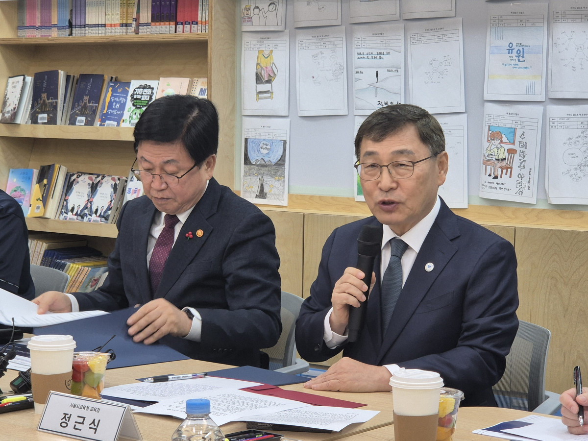 ▲정근식 서울시교육감(오른쪽)이 1일 서울 관악구 난우중학교에서 진행된 헌법 및 민주시민교육 관련 현장 간담회에서 발언하고 있다. (강문정 기자 kangmj@)
