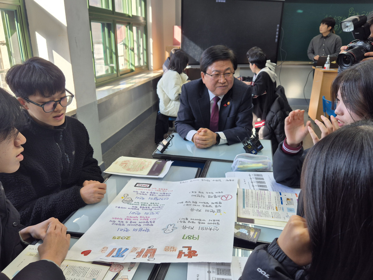 ▲최교진 교육부 장관이 1일 1일 서울 관악구 난우중학교 3학년 교실에서 진행된 수업에서 학생들과 토론하고 있다.  (강문정 기자 kangmj@)