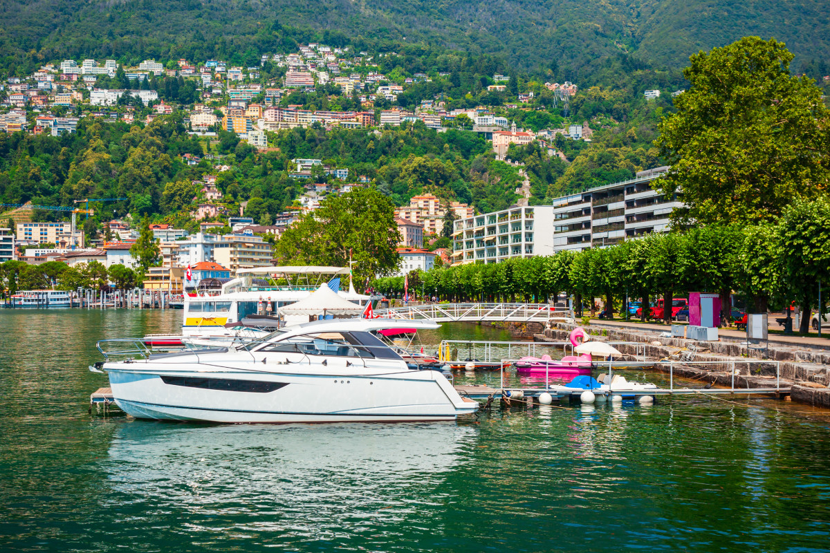 ▲요트와 보트가 정박해 있는 스위스 로카르노 항구 (게티이미지뱅크)