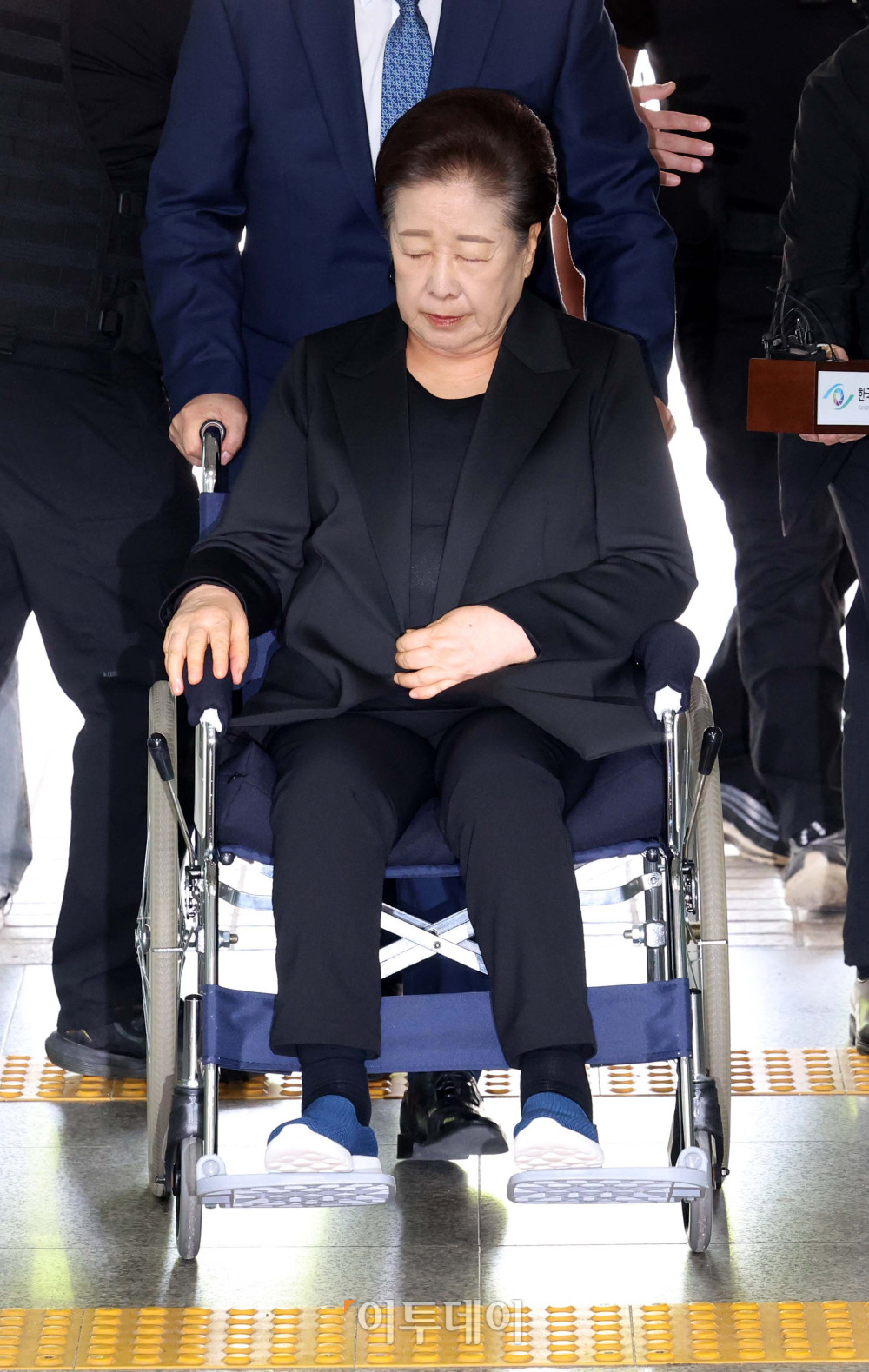 ▲한학자 통일교(세계평화통일가정연합) 총재가 22일 서울 서초구 서울중앙지방법원에서 열린 구속 전 피의자 심문(영장실질심사)에 출석하고 있다. 한 총재는 김건희 여사와 권성동 국민의힘 의원에게 각종 청탁과 함께 금품을 전달한 혐의(청탁금지법·정치자금법 위반) 등을 받고 있다. 신태현 기자 holjjak@ (이투데이DB)