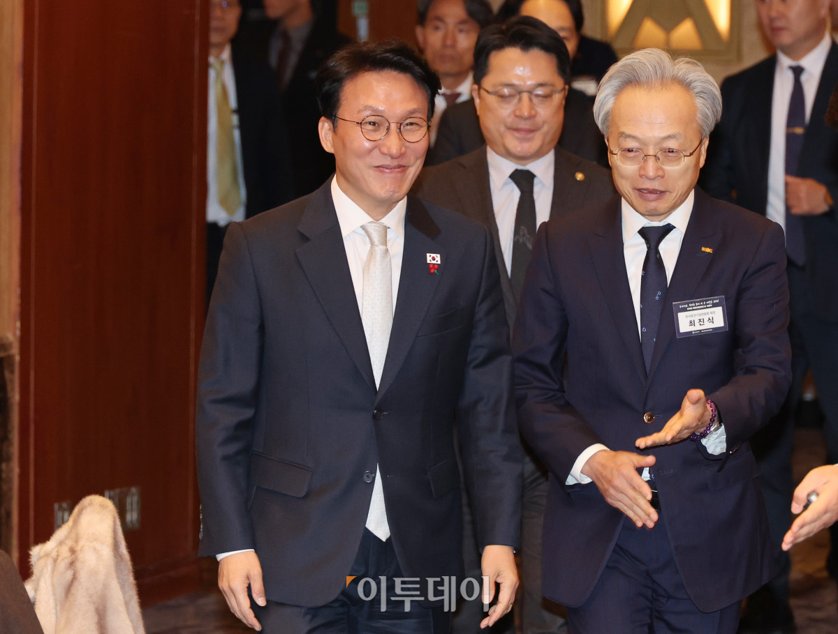 ▲김민석(왼쪽) 국무총리와 최진식 한국중견기업연합회 회장을 비롯한 내빈들이 1일 서울 중구 롯데호텔에서 열린 제11회 중견기업인의 날 기념식에 참석하기 위해 들어서고 있다. 청사사진기자단