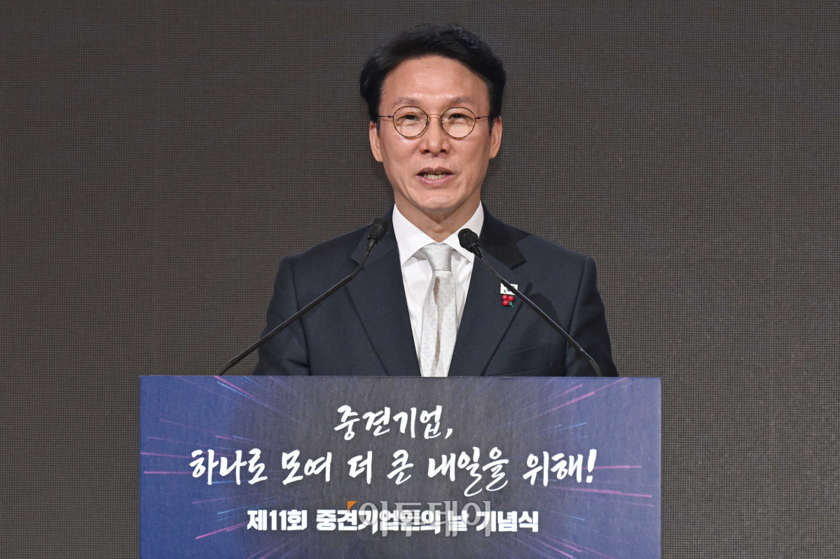 ▲김민석 국무총리가 1일 서울 중구 롯데호텔에서 열린 제11회 중견기업인의 날 기념식에서 축사를 하고 있다. 청사사진기자단