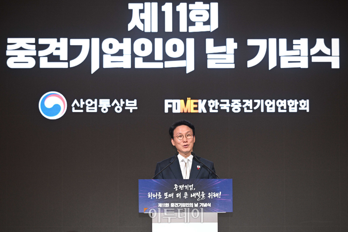 ▲김민석 국무총리가 1일 서울 중구 롯데호텔에서 열린 제11회 중견기업인의 날 기념식에서 축사를 하고 있다. 청사사진기자단