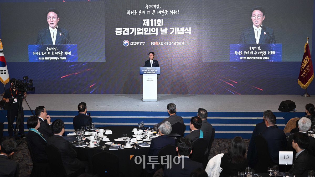 ▲김민석 국무총리가 1일 서울 중구 롯데호텔에서 열린 제11회 중견기업인의 날 기념식에서 축사를 하고 있다. 청사사진기자단